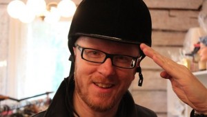 Esikoiskirjailija Mikko Maasola suojelee päätään.